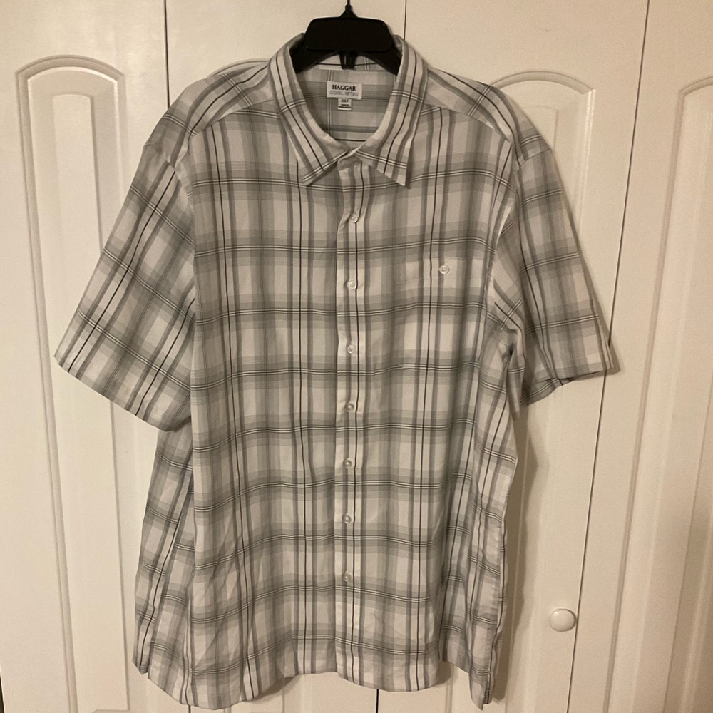 Men’s- 2XLT Short sleeve button up shirt. Gray and white plaid.